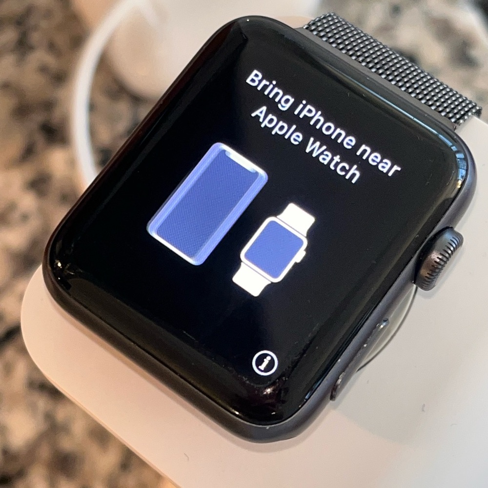 Apple Watch Series 3 (42 mm, GPS) + Charger + Black Titanium Milanese Loop Band